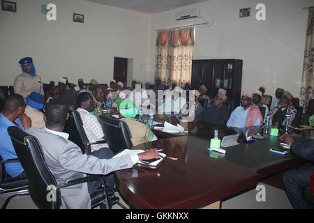 Des résidents de Baidoa, en Somalie, assistent à une réunion avec la police de l’AMISOM lors de la cérémonie d’ouverture d’un dispensaire récemment rénové à Baidoa le 27 octobre 2015. L’événement a mis en lumière le rôle de l’AMISOM dans le soutien des infrastructures locales. AMISOM photo / Sabir Olad Banque D'Images