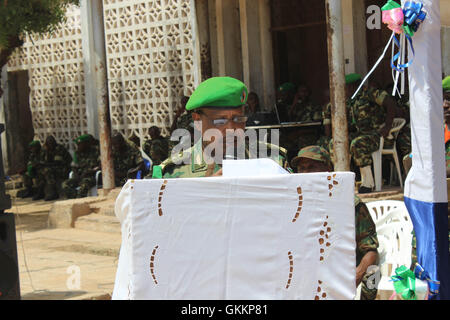 La Mission de l'Union africaine en Somalie (AMISOM) Adjoint en charge de la planification et de la logistique, le général Mohammedesha Zeyinu traite de troupes burundaises au cours de la cérémonie pour marquer la fin de leur tour de service d'un an en Somalie. La cérémonie a eu lieu à la base de l'AMISOM à Mogadiscio, Somalie, le 24 novembre 2015. L'AMISOM Photo / Raymond Baguma Banque D'Images