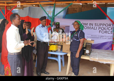 Le 8 décembre 2015, des policiers de l’AMISOM ont fait don de matériel de bureau, dont un ordinateur de bureau, une imprimante et de la papeterie, au commandant du poste de police du district de Baidoa. Ce don s'inscrivait dans le cadre des efforts déployés par l'AMISOM pour soutenir les forces de l'ordre somaliennes et renforcer les capacités de la police. Banque D'Images