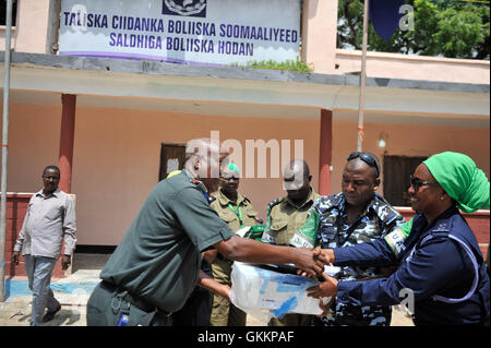 Les policiers de l'AMISOM font don de matériel de bureau, notamment un ordinateur de bureau, une imprimante et des articles de papeterie, au commandant Hussein Mohamed Abdi, commandant du poste de police du district de Hodan à Mogadiscio, en Somalie, le 15 novembre 2015. Banque D'Images
