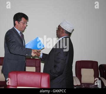 Le Président intérimaire de l'Administration sud-ouest Sharif Hassan cheikh Adan (droite) se félicite de l'ambassadeur auprès de l'Union européenne pour la Somalie Cervone Michele d'Urso (à gauche) au palais présidentiel à Baidoa, en Somalie le 19 novembre 2015. L'AMISOM Photo / Abdikarim Mohamed Banque D'Images