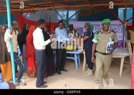 Les policiers de l'AMISOM font don de matériel de bureau au poste de police du district de Baidoa, y compris un ordinateur, une imprimante et de la papeterie, le 8 décembre, 2015. ce don appuie le développement de l'infrastructure policière locale en Somalie. Banque D'Images