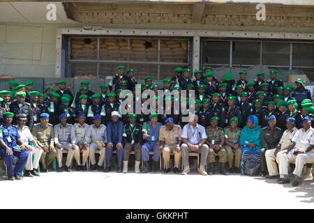 Le 26 décembre 2015, une cérémonie de remise des certificats a eu lieu à Mogadiscio pour 140 policiers nigérians qui ont effectué un tour de service d'un an en Somalie. Des responsables de la police somalienne et de l'AMISOM ont assisté à l'événement, célébrant les contributions de ces agents à la paix et à la sécurité. Banque D'Images