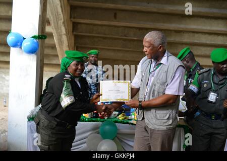 Le Major Gen. Fidza Dludlu, Chef par intérim de l’AMISOM, a remis des certificats à des policiers nigérians à Mogadiscio le 26 décembre 2015, marquant la fin de leur période de service d’un an avec l’AMISOM. Le contingent nigérian de 140 officiers a contribué aux efforts de maintien de la paix en Somalie. AMISOM photo / Ilyas Ahmed. Banque D'Images