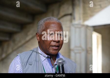 Le 26 décembre 2015, Major Gen. Fidza Dludlu, Chef par intérim de l’AMISOM, s’est adressé aux policiers nigérians lors d’une cérémonie de remise des certificats à Mogadiscio. Les 140 policiers ont achevé un tour de service d'un an pour appuyer les forces de police somaliennes. AMISOM photo par Ilyas Ahmed. Banque D'Images