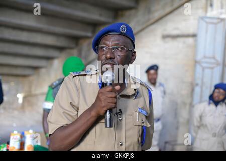 Le 26 décembre 2015, le commissaire de police somalien, le général Mohamed Hassan Hamud, a assisté à une cérémonie de remise des certificats à Mogadiscio. L'événement a honoré 140 policiers nigérians qui ont effectué un tour de service d'un an dans le cadre de la mission de l'AMISOM en Somalie. / AMISOM photo / Ilyas Ahmed Banque D'Images