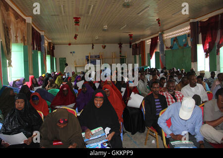 Le 8 décembre 2015, des résidents de Baidoa ont assisté à une réunion de police de proximité appuyée par la composante police de l’AMISOM. L'événement visait à renforcer les efforts de sécurité locaux et à renforcer la coopération entre les membres de la communauté et les forces de l'ordre. Banque D'Images