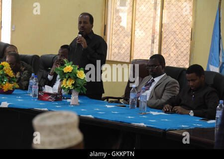 Le président somalien Hassan Sheikh Mohamud s’adresse aux aînés de Hiran à Beletweyne le 21 décembre 2015. La réunion a porté sur la paix et le développement régionaux, soulignant le rôle des dirigeants locaux dans la stabilité nationale. AMISOM photo / Ismail Hassan Banque D'Images