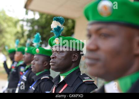 Des policiers nigérians servant avec l’AMISOM en Somalie montent une garde d’honneur lors de la cérémonie de remise des certificats à Mogadiscio le 26 décembre 2015. Cette cérémonie a marqué la fin de leur tour de service d’un an au sein du contingent de police de l’AMISOM. Banque D'Images