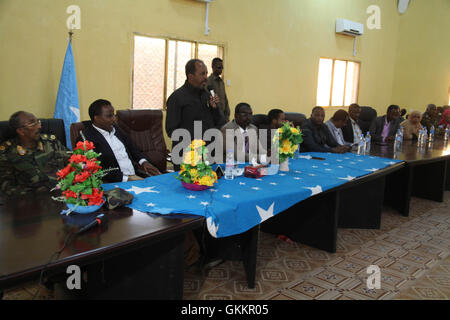 Le 21 décembre 2015, le président somalien Hassan Sheikh Mohamud a rencontré des aînés de Hiran à Beletweyne, en Somalie, pour discuter de la sécurité et du développement régionaux. La réunion s'inscrivait dans le cadre des efforts en cours pour renforcer les liens avec les dirigeants locaux et améliorer la gouvernance dans la région. Banque D'Images