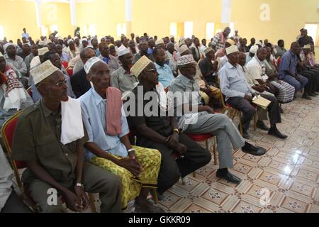 Des aînés de la région de Hiiran écoutent le discours du président Hassan Sheikh Mohamud lors de sa visite à Beletweyne le 21 décembre 2015. La visite a été axée sur le renforcement des relations entre le gouvernement et les communautés locales. Banque D'Images