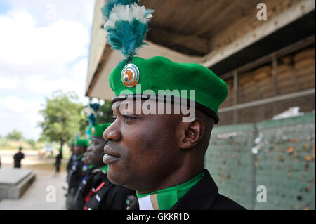 Le 26 décembre 2015, un défilé des gardes d’honneur a eu lieu à Mogadiscio pour marquer la fin d’un tour de service d’un an de 140 policiers nigérians en service dans le cadre de l’AMISOM. Les officiers ont reçu des certificats pour leurs contributions à la paix et à la sécurité en Somalie. Banque D'Images