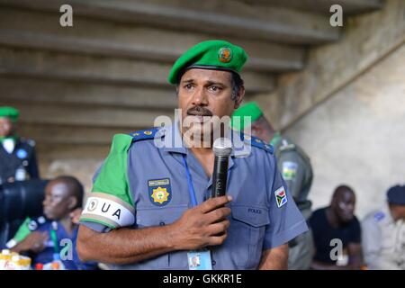 Le 26 décembre 2015, le commissaire de police de l’AMISOM, Anand Pillay, s’est adressé aux policiers nigérians lors d’une cérémonie de remise des certificats à Mogadiscio. Le contingent nigérian, composé de 140 officiers, a effectué un tour de service d’un an dans le cadre de la mission de l’AMISOM en Somalie. AMISOM photo par Ilyas Ahmed. Banque D'Images