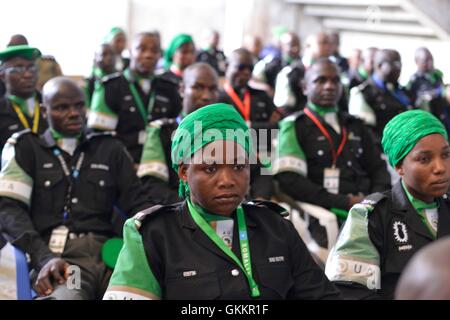 Des policiers nigérians en service dans l’AMISOM assistent à une cérémonie de remise de prix à Mogadiscio le 26 décembre 2015, marquant la fin de leur tour de service d’un an. Les officiers ont reçu des certificats pour leurs contributions à la paix et à la sécurité en Somalie. Ilyas Ahmed photo. Banque D'Images