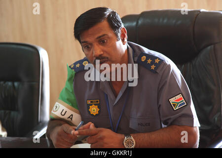 Le 21 décembre 2015, le commissaire de police de l’AMISOM, Anand Pillay, tient une réunion avec de hauts fonctionnaires de l’Administration intérimaire de Jubba à Kismayo, en Somalie. Les discussions ont porté sur le renforcement de l'application des lois et l'amélioration de la sécurité locale. AMISOM photo / Barut Mohamed. Banque D'Images