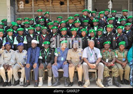Une photo de groupe a été prise lors de la cérémonie de remise des certificats le 26 décembre 2015 à Mogadiscio, en Somalie. La cérémonie a marqué la fin d'un tour de service d'un an de 140 policiers nigérians, qui ont servi dans le cadre de la mission de l'AMISOM. / AMISOM photo / Ilyas Ahmed Banque D'Images