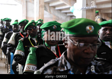 Le 26 décembre 2015, une cérémonie de remise des certificats a été organisée pour 140 policiers nigérians qui ont terminé leur tour de service d’un an avec l’AMISOM en Somalie, marquant leur contribution au succès de la mission. Banque D'Images