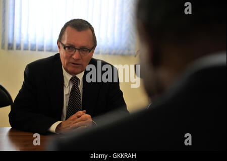 Le sous-secrétaire général de l'ONU Jeffrey Feltman rencontre le Représentant spécial de l'UA pour la Somalie, l'ambassadeur Francisco Madeira, au siège de l'AMISOM à Mogadiscio, le 3 février 2016, pour discuter des affaires politiques et de la stabilité de la Somalie. Banque D'Images