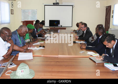 L'Ambassadeur Francisco Madeira, Représentant spécial de l'UA pour la Somalie, et des responsables de l'AMISOM rencontrent Jeffrey Feltman, Secrétaire général adjoint aux affaires politiques de l'ONU, et des responsables de l'ONU à Mogadiscio le 3 février 2016. La réunion a porté sur la situation politique de la Somalie et son évolution future. Banque D'Images
