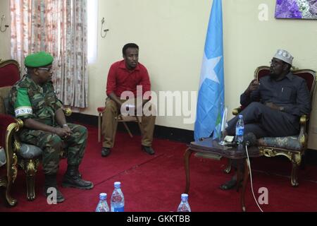 L'Administration provisoire de Jubbaland (IJA) le Président, Ahmed Mohamed Madobe Islam (à droite) rencontre avec la Mission de l'Union africaine en Somalie (AMISOM) commandant de la Force, le général Mohammedesha Zeyinu (gauche) à Kismayo le 30 mars 2016. L'AMISOM Photo / Barut Mohamed Banque D'Images