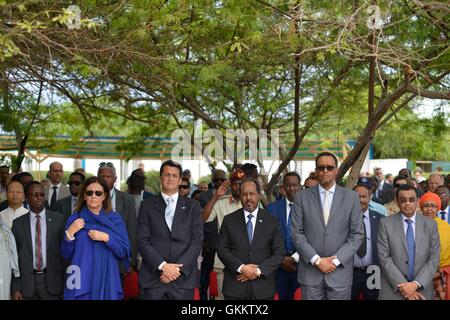 Des représentants du gouvernement fédéral somalien, l'Union européenne, des diplomates et vous assister à une cérémonie pour marquer la Journée de l'Union européenne, à Mogadiscio, le 09 mai, 2016. L'AMISOM Photo / Ilyas Ahmed Banque D'Images