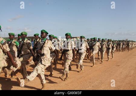 Les soldats djiboutiens dans le cadre de l'Union africaine en Somalie (AMISOM) mars au cours de la 39e anniversaire de la Journée des Forces armées de Djibouti dans le secteur 4 Beletweyne, Somalie, 06 juin 2016. L'AMISOM Photo / Ahmed Qeys Banque D'Images