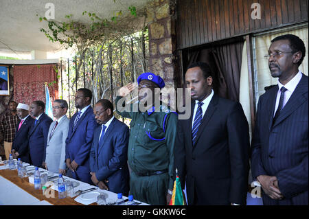 Les invités à Mogadiscio honorent les hymnes nationaux de Somalie et d'Ethiopie lors des célébrations du 25e anniversaire de la Fête nationale éthiopienne le 28 mai 2016. L'événement a mis en lumière la coopération régionale partagée entre les deux Nations. Banque D'Images