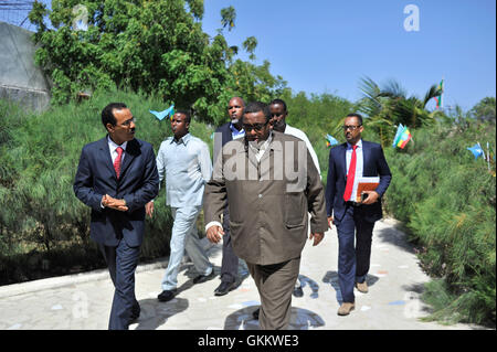 Le 28 mai 2016, l'ambassadeur éthiopien en Somalie, Wondimu Asamnew, a accueilli le premier ministre somalien, Omar Abdirashid Sharmarke, à l'occasion de la commémoration de la Journée nationale éthiopienne à Mogadiscio. L'événement a mis en lumière les relations entre l'Éthiopie et la Somalie. AMISOM photo d'Omar Abdisalan. Banque D'Images
