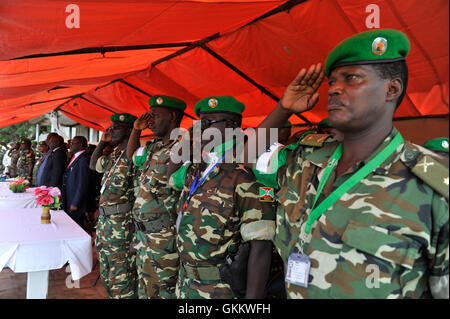 Les soldats burundais de l’AMISOM saluent lors d’une cérémonie de remise des médailles à l’ancienne Académie militaire somalienne à Mogadiscio, marquant la fin de leur déploiement en Somalie le 28 mai 2016. Au total, 828 soldats ont reçu des médailles pour leur service. Banque D'Images