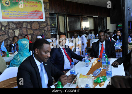 Les invités se réunissent à Mogadiscio, en Somalie, le 28 mai 2016, pour célébrer le 25e anniversaire de la Fête nationale éthiopienne. L'événement a reflété les liens étroits entre l'Éthiopie et la Somalie et a mis en lumière la coopération régionale en cours. Banque D'Images