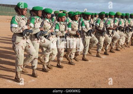 Les soldats djiboutiens dans le cadre de l'Union africaine en Somalie (AMISOM) mars au cours d'une cérémonie pour marquer la 39e anniversaire de Djibouti à Belet Uen journée indépendant le 27 juin 2016. L'AMISOM Photo / Ismail Hassan Banque D'Images