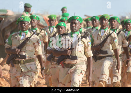 Les soldats djiboutiens dans le cadre de l'Union africaine en Somalie (AMISOM) mars au cours de la 39e anniversaire de la Journée des Forces armées de Djibouti dans le secteur 4 Beletweyne, Somalie, 06 juin 2016. L'AMISOM Photo / Ahmed Qeys Banque D'Images