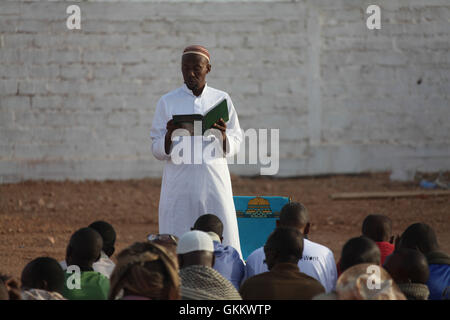 Les soldats djiboutiens dans le cadre de l'Union africaine en Somalie (AMISOM) assister à la prière du matin à l'occasion de l'Aïd el-Fitr, qui marque la fin du mois sacré du Ramadan à Beletweyne sur Juillet 07, 2016 . L'AMISOM Photo / Ahmed Qeys Banque D'Images