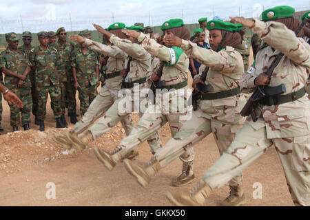 Les soldats djiboutiens dans le cadre de l'Union africaine en Somalie (AMISOM) mars au cours d'une cérémonie pour marquer la 39e anniversaire de Djibouti à Belet Uen journée indépendant le 27 juin 2016. L'AMISOM Photo / Ismail Hassan Banque D'Images