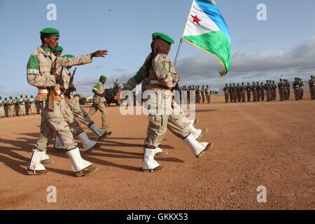 Les soldats djiboutiens dans le cadre de l'Union africaine en Somalie (AMISOM) mars au cours d'une cérémonie pour marquer la 39e anniversaire de Djibouti à Belet Uen journée indépendant le 27 juin 2016. L'AMISOM Photo / Ismail Hassan Banque D'Images