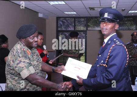 L'inspecteur en chef Rodgers Gathuru du Service de police du Kenya a reçu un certificat du général Katumba Wamala, chef des forces de défense de l'Ouganda, en reconnaissance de ses services exceptionnels. La cérémonie s'est déroulée dans un cadre militaire. Banque D'Images