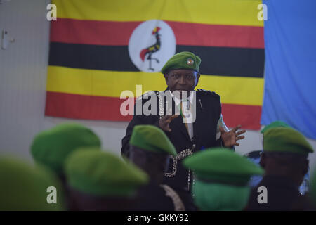 Les policiers de l'AMISOM écoutent un discours lors d'une cérémonie les remerciant pour leur service d'un an en Somalie. L’événement a eu lieu à Mogadiscio le 19 août 2016, dans le cadre d’une cérémonie de rotation marquant la fin de leur déploiement. / AMISOM photo Banque D'Images