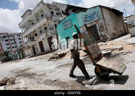 La vie revient au marché de Bakaara à Mogadiscio, en Somalie, le 8 septembre 2011, après le retrait des militants d’Al-Shabaab de la capitale, revitalisant le marché en tant que plaque tournante économique de la ville. Banque D'Images