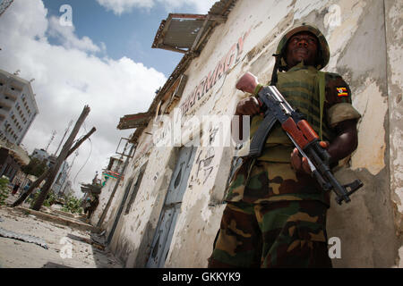 Le marché de Bakaara à Mogadiscio, en Somalie, connaît une résurgence des affaires après le retrait d’Al-Shabaab de la ville le 6 août 2011. Le marché, centre économique vital, a recommencé à prospérer, contribuant ainsi à la reprise de Mogadiscio. Photo de l'AMISOM. Banque D'Images