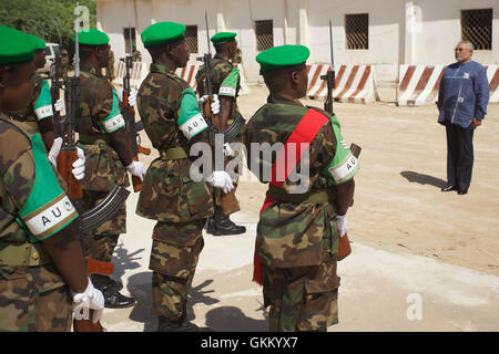 Son Excellence l'ancien Président Jerry Rawlings a fait une visite en Somalie. Il était grreted par le commandant de la Force et vice-Mission de l'ONU et il a donné un garde d'honneur au cours de l'Etat-major de la Force. Il a visité l'hôpital militaire, le nouveau Centre de contrôle des mouvements, les principaux magasins militaires depot avant de passer à un appel avec le président de la Somalie. JOHN ROSE   11 13 10 Banque D'Images