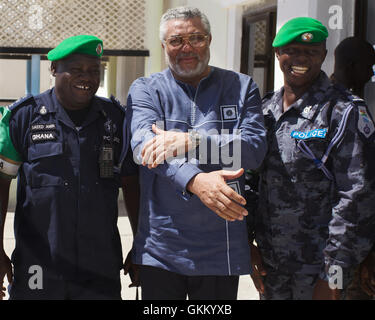 Son Excellence l'ancien Président Jerry Rawlings a fait une visite en Somalie. Il était grreted par le commandant de la Force et vice-Mission de l'ONU et il a donné un garde d'honneur au cours de l'Etat-major de la Force. Il a visité l'hôpital militaire, le nouveau Centre de contrôle des mouvements, les principaux magasins militaires depot avant de passer à un appel avec le président de la Somalie. JOHN ROSE   11 13 10 Banque D'Images