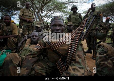 Somalie : d'Afgoye, dans une photographie publiée par l'Union africaine et l'équipe de support d'information des Nations Unies 25 mai, un soldat ougandais servant avec la Mission de l'Union africaine en Somalie (AMISOM), commandant du Contingent alors que l'écoute pour l'Ouganda, le Brigadier Paul Lokech (pas vu) mémoires membres du bataillon 09 avant qu'une avance sur la ville d'Afgoye à l'ouest de la capitale Mogadishu. L'AMISOM et l'armée nationale somalienne (SNA) ont balayé Afgoye sans un coup de feu aujourd'hui, libérer la zone et sa population - y compris 400 000 personnes déplacées, du contrôle de l'Al Banque D'Images