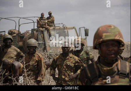 La somalie. Asa'moja / Kisamayo : Dans un document publié par la photographie Union africaine-ONU de l'équipe de support d'information le 01 octobre, les soldats du contingent Kenyan avec la Mission de l'Union africaine en Somalie (AMISOM) dans Asa'moja, une zone d'environ 7km à l'extérieur de la ville portuaire de Kismayo en Somalie. Pour les deux derniers mois, le contingent de l'AMISOM Kenyan à l'appui de l'armée nationale somalienne (SNA) n'a cessé de libérer et dans les villages du sud de la Somalie a officiellement sous le contrôle de l'affilié à Al Qaïda groupe extrémiste Al Shabaab, qui les a portés à la périphérie de la Banque D'Images
