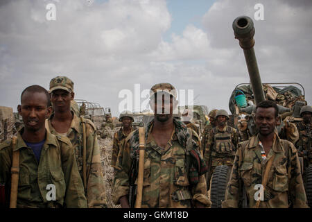 La somalie. Asa'moja / Kisamayo : Dans un document publié par la photographie Union africaine-ONU de l'équipe de support d'information le 01 octobre, les soldats de l'armée nationale somalienne (SNA) s'élèvent à Asa'moja, une zone d'environ 7km à l'extérieur de la ville portuaire de Kismayo en Somalie. Pour les deux derniers mois, la Mission de l'Union africaine en Somalie (AMISOM) Contingent Kenyan à l'appui de la SNA n'a cessé de libérer et dans les villages du sud de la Somalie a officiellement sous le contrôle de l'affilié à Al Qaïda groupe extrémiste Al Shabaab, qui les a portés à la périphérie est de son dernier grand bastion. O Banque D'Images