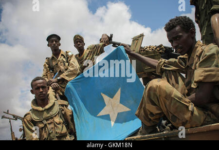 La somalie. Asa'moja / Kisamayo : Dans un document publié par la photographie Union africaine-ONU de l'équipe de support d'information le 01 octobre, les soldats de l'armée nationale somalienne (SNA) sont vus affichant le drapeau national somalien dans Asa'moja, une zone d'environ 7km à l'extérieur de la ville portuaire de Kismayo en Somalie. Pour les deux derniers mois, la Mission de l'Union africaine en Somalie (AMISOM) Contingent Kenyan à l'appui de la SNA n'a cessé de libérer et dans les villages du sud de la Somalie a officiellement sous le contrôle de l'affilié à Al Qaïda groupe extrémiste Al Shabaab, qui les a portés à la périphérie' Banque D'Images