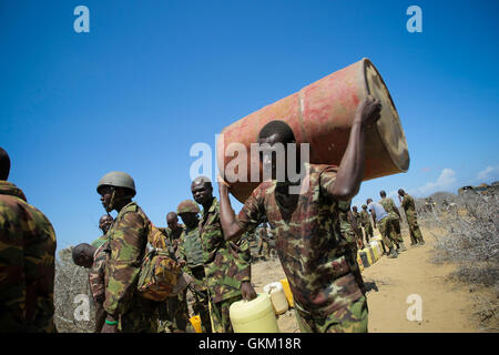 La somalie. Asa'moja / Kisamayo : Dans un document publié par la photographie Union africaine-ONU de l'équipe de support d'information le 01 octobre, un soldat du contingent Kenyan avec la Mission de l'Union africaine en Somalie (AMISOM) porte un tambour pour être rempli avec de l'eau dans Asa'moja, une zone d'environ 7km à l'extérieur de la ville portuaire de Kismayo en Somalie. Pour les deux derniers mois, le contingent de l'AMISOM Kenyan à l'appui de l'armée nationale somalienne (SNA) n'a cessé de libérer et dans les villages du sud de la Somalie a officiellement sous le contrôle de l'affilié à Al Qaïda groupe extrémiste Al Shabaab, qui a Banque D'Images