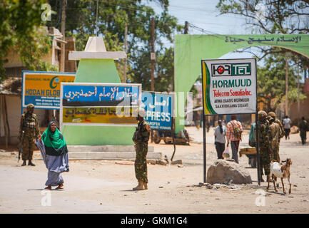 La SOMALIE, Kismayo, dans une photographie prise et publiée par l'Union africaine et l'équipe de support d'information des Nations Unies 07 octobre, les soldats déployés avec le Kenyan contingent de la Mission de l'Union africaine en Somalie (AMISOM) poser une femme somalienne comme ils patrouillent le long des rues dans le centre de la Somalie du sud de la ville portuaire de Kismayo, environ 500km au sud de la capitale Mogadiscio. IST UA-ONU PHOTO / STUART PRICE. Banque D'Images