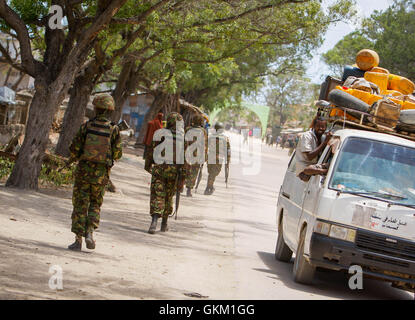 La SOMALIE, Kismayo, dans une photographie prise et publiée par l'Union africaine et l'équipe de support d'information des Nations Unies 07 octobre, les soldats déployés avec le Kenyan contingent de la Mission de l'Union africaine en Somalie (AMISOM) patrouillent le long d'une rue de banlieue qu'un taxi passe par dans le centre de la Somalie du sud de la ville portuaire de Kismayo, environ 500km au sud de la capitale Mogadiscio. IST UA-ONU PHOTO / STUART PRICE. Banque D'Images