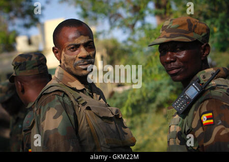 La SOMALIE, Jawahar : Dans un document de cours photographie prise le 10 décembre et publié par l'Union africaine et l'équipe de support d'information des Nations Unies 12 décembre, un soldat ougandais servant avec la Mission de l'Union africaine en Somalie (AMISOM) est vu couvert de poussière dans la ville de Jawahar dans la région du Moyen-Shabelle au nord de la capitale Mogadishu. L'armée nationale somalienne (SNA) pris en charge par l'AMISOM forces capturé la ville de Jawahar, 90km au nord de Mogadiscio, le 9 décembre de l'Al-Qaeda groupe extrémiste affiliés à Al Chabaab rencontrer peu de résistance alors qu'ils entraient dans le plan stratégique et économique importa Banque D'Images