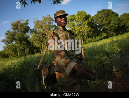 La SOMALIE, Jawahar : Dans un document de cours photographie prise le 10 décembre et publié par l'Union africaine et l'équipe de support d'information des Nations Unies 12 décembre, un soldat ougandais servant avec la Mission de l'Union africaine en Somalie (AMISOM) se tient dans la ville de Jawahar dans la région du Moyen-Shabelle au nord de la capitale Mogadishu. L'armée nationale somalienne (SNA) pris en charge par l'AMISOM forces capturé la ville de Jawahar, 90km au nord de Mogadiscio, le 9 décembre de l'Al-Qaeda groupe extrémiste affiliés à Al Chabaab rencontrer peu de résistance alors qu'ils entraient dans l'importance économique et stratégique capitale de la mi Banque D'Images